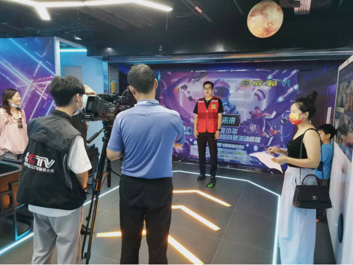 《草根明星》“美育科技向未来”有家嗨店VR试镜开启