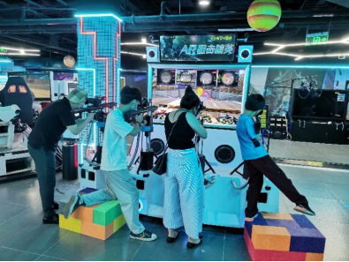 《草根明星》“美育科技向未来”有家嗨店VR试镜开启